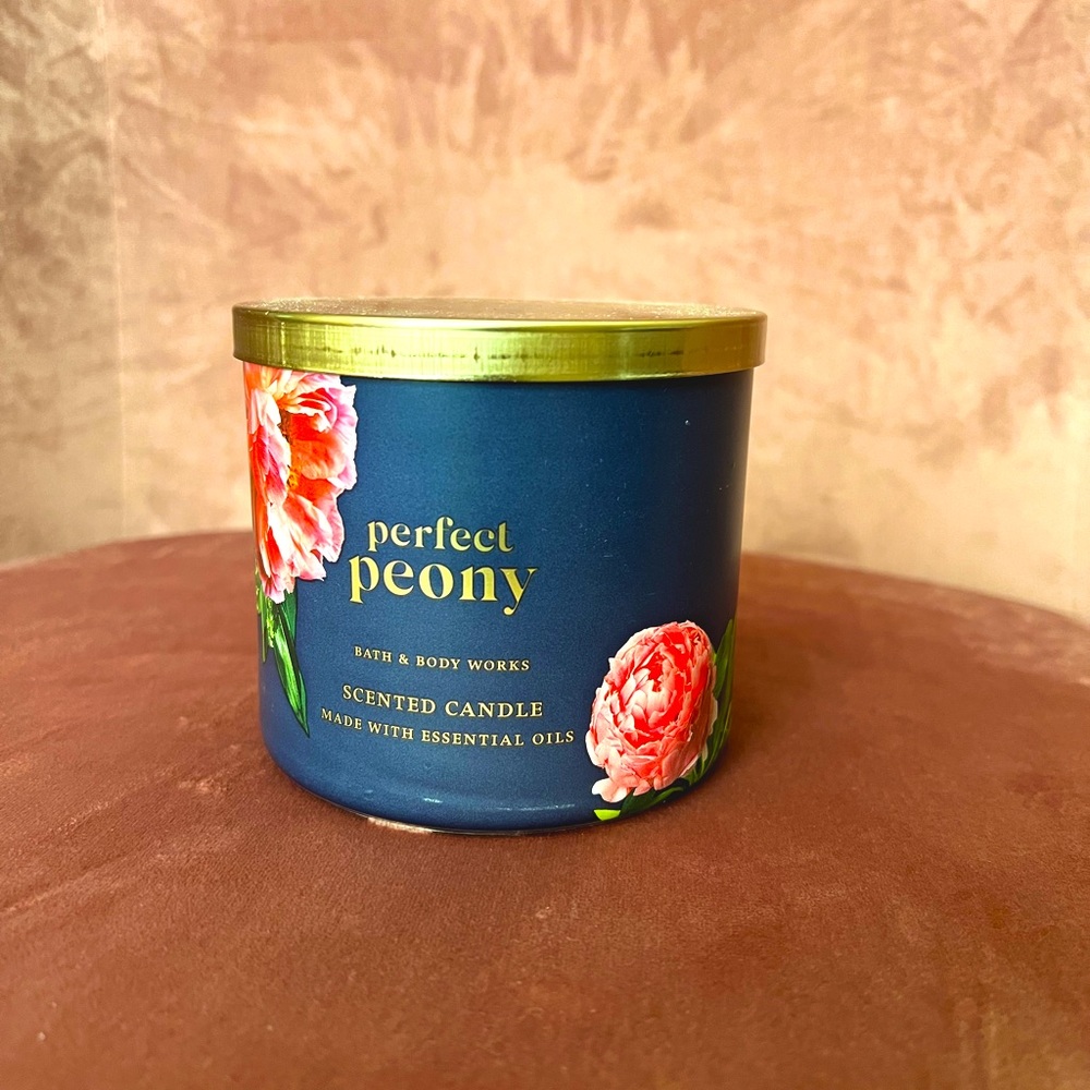 Bath and Body Works NWT Perfect Peony Candle